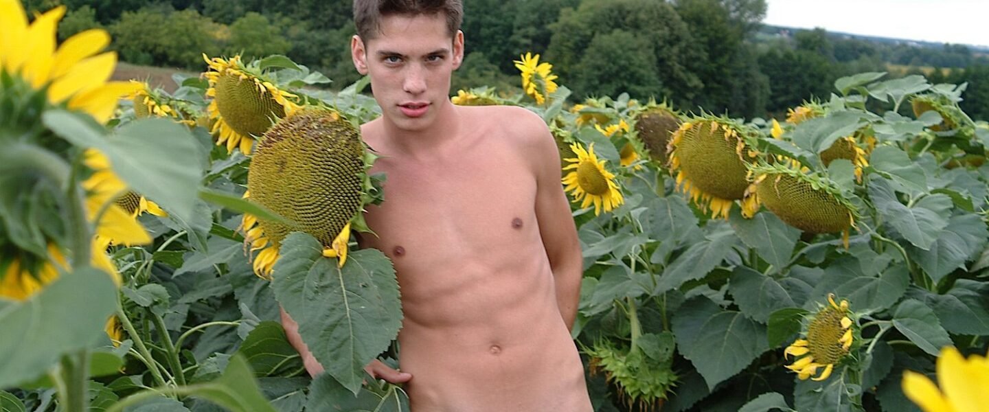 Dominik Trojan & Samuel Hoffman in the sunflower field